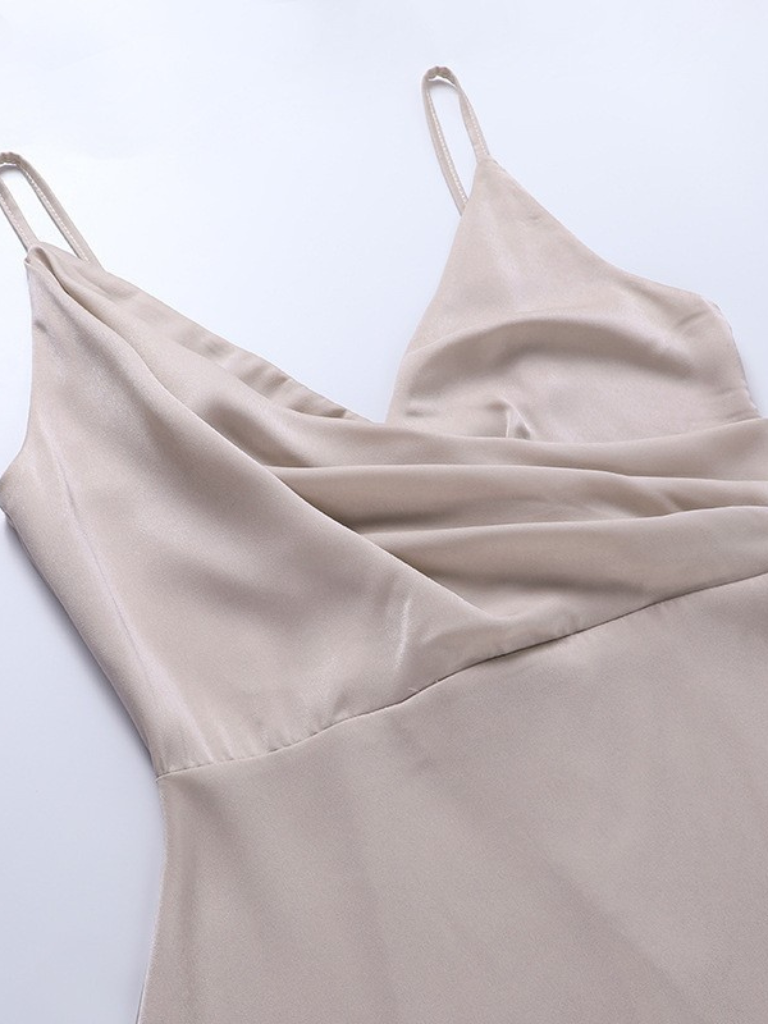 MAÏRA™ | Elegant satinkjole med vandfaldudskæring